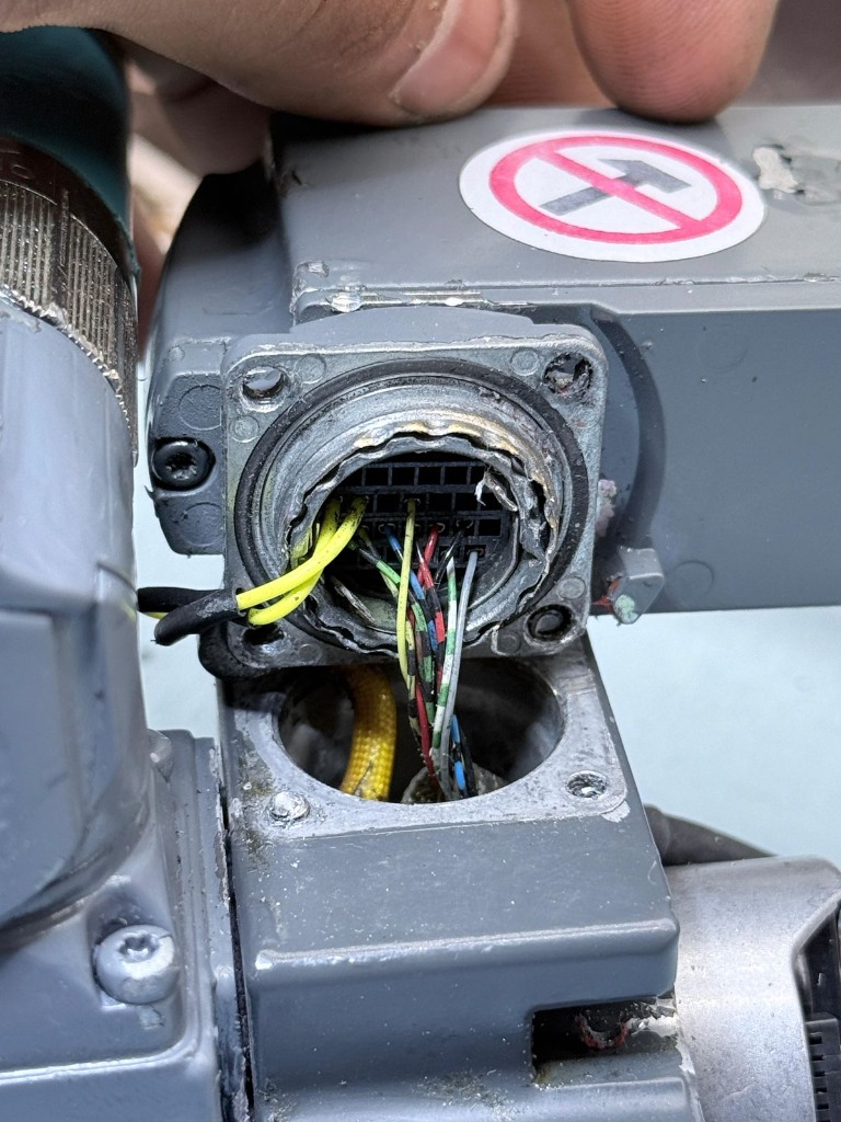 Conector de servomotor dañado